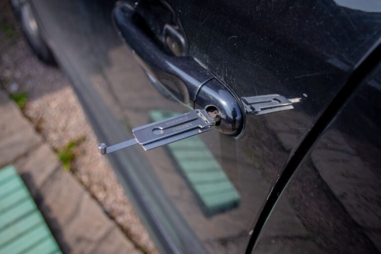 Locksmith scam red flags in Farmington, NM — warning signs of a fake locksmith, including unmarked vehicles and drill-first tactics