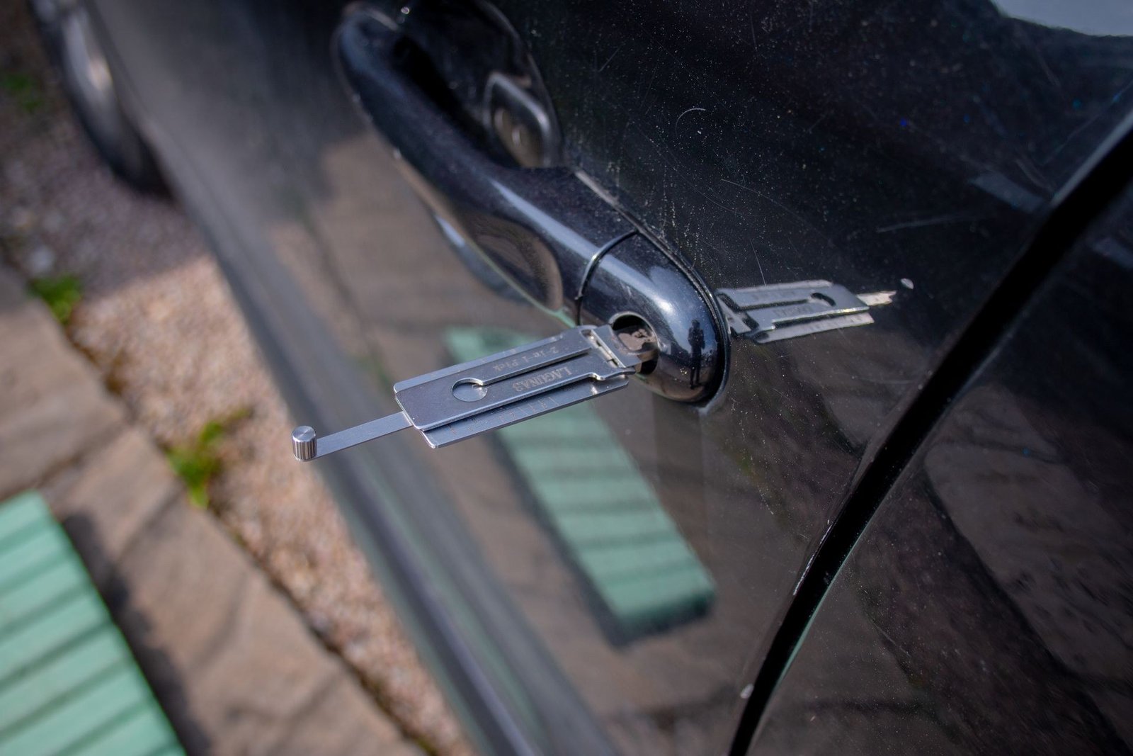 Locksmith scam red flags in Farmington, NM — warning signs of a fake locksmith, including unmarked vehicles and drill-first tactics